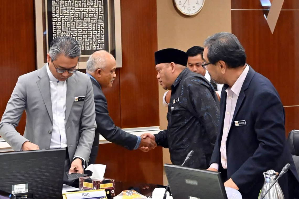 Kunjungan Hormat &amp; Penyampaian Hadiah Kempen Cashless Boleh 5.0 Kepada KPKT